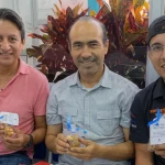 Firefly_Gemini Flash_combina estas 3 fotos, las personas se mantiene con sus ragos faciales, que tangan el 771259