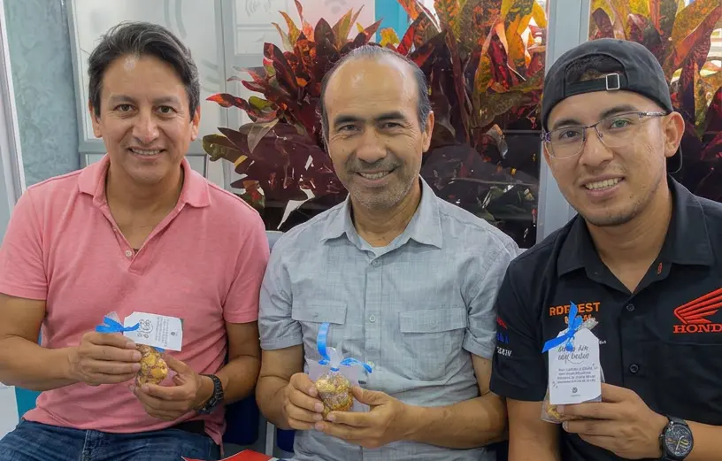 Firefly_Gemini Flash_combina estas 3 fotos, las personas se mantiene con sus ragos faciales, que tangan el 771259